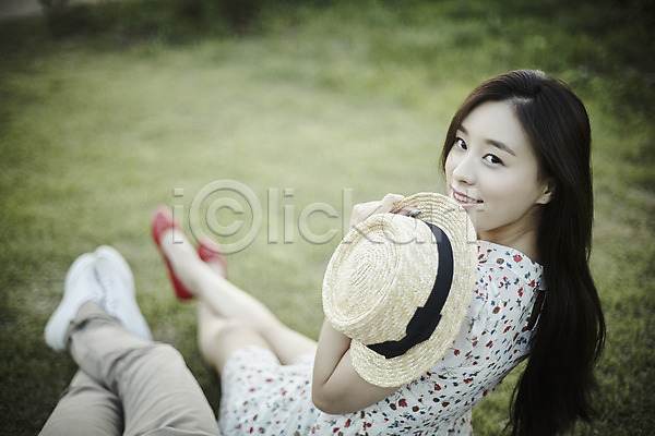 20대 남자 두명 성인 신체부위 여자 한국인 JPG 뒷모습 아웃포커스 포토 공원 다리(신체부위) 데이트 뒤돌아보기 들기 모자(잡화) 앉기 야외 잔디 전신 주간 커플 하반신