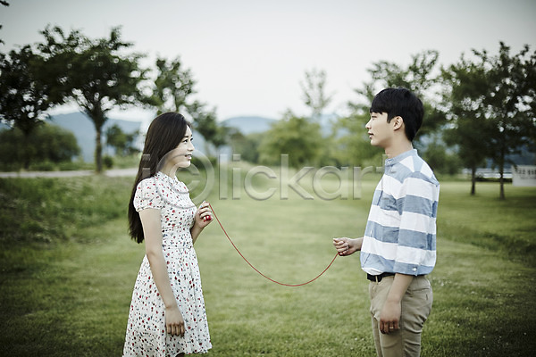 20대 남자 두명 성인 여자 한국인 JPG 아웃포커스 옆모습 포토 공원 나무 데이트 들기 붉은실 상반신 서기 야외 응시 잔디 주간 커플