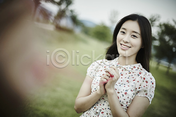 20대 남자 두명 성인 여자 한국인 JPG 아웃포커스 앞모습 포토 공원 나무 데이트 붉은실 상반신 서기 야외 응시 잔디 주간 커플