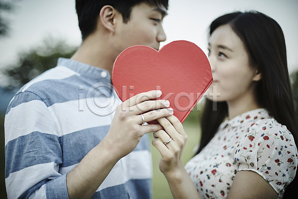 20대 남자 두명 성인 여자 한국인 JPG 아웃포커스 옆모습 포토 공원 데이트 들기 상반신 서기 야외 응시 주간 커플 하트