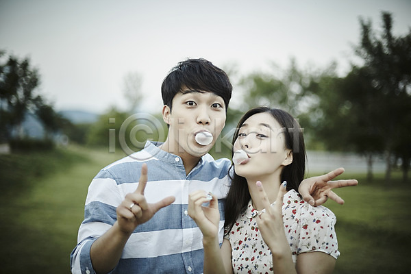 사랑 20대 남자 두명 성인 여자 한국인 JPG 아웃포커스 앞모습 포토 공원 껌 나무 데이트 상반신 서기 야외 잔디 주간 커플