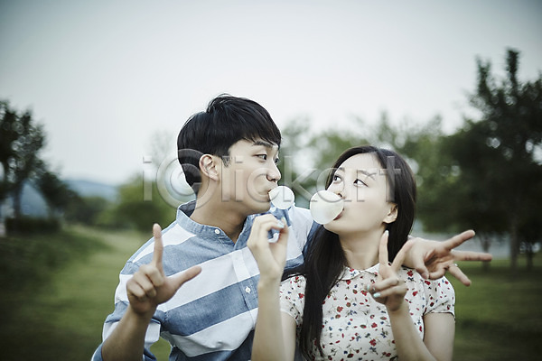 사랑 20대 남자 두명 성인 여자 한국인 JPG 아웃포커스 앞모습 포토 공원 껌 나무 데이트 상반신 서기 야외 응시 잔디 주간 커플