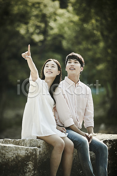 20대 남자 두명 성인 성인만 여자 한국인 JPG 아웃포커스 옆모습 포토 가리킴 나무 데이트 돌다리 미소(표정) 상반신 손짓 앉기 야외 응시 주간 커플
