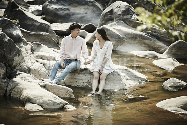 20대 남자 두명 성인 성인만 여자 한국인 JPG 아웃포커스 앞모습 포토 계곡 데이트 마주보기 미소(표정) 바위(돌) 손잡기 앉기 야외 전신 주간 커플