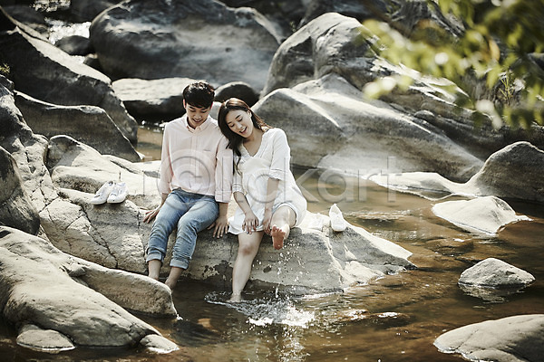20대 남자 두명 성인 성인만 여자 한국인 JPG 아웃포커스 앞모습 포토 계곡 나무 데이트 미소(표정) 바위(돌) 앉기 야외 응시 전신 주간 커플