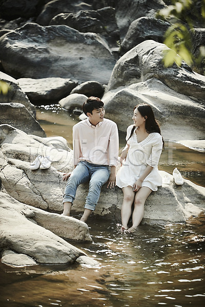 20대 남자 두명 성인 성인만 여자 한국인 JPG 앞모습 포토 계곡 나무 데이트 미소(표정) 바위(돌) 앉기 야외 응시 전신 주간 커플