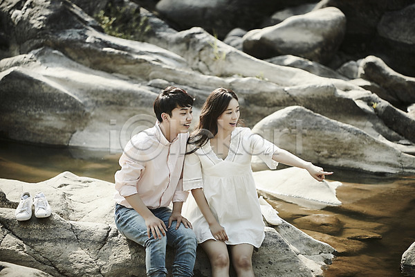 20대 남자 두명 성인 성인만 여자 한국인 JPG 앞모습 포토 가리킴 계곡 데이트 미소(표정) 바위(돌) 상반신 앉기 야외 응시 주간 커플
