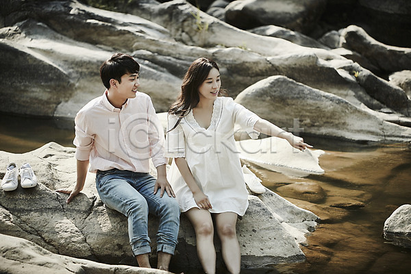 20대 남자 두명 성인 성인만 여자 한국인 JPG 아웃포커스 앞모습 포토 가리킴 계곡 데이트 미소(표정) 바위(돌) 상반신 손짓 앉기 야외 응시 주간 커플