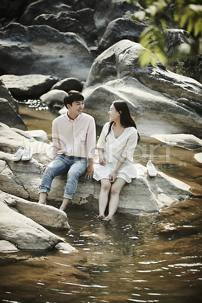 20대 남자 두명 성인 성인만 여자 한국인 JPG 앞모습 포토 계곡 데이트 미소(표정) 바위(돌) 상반신 앉기 야외 응시 전신 주간 커플