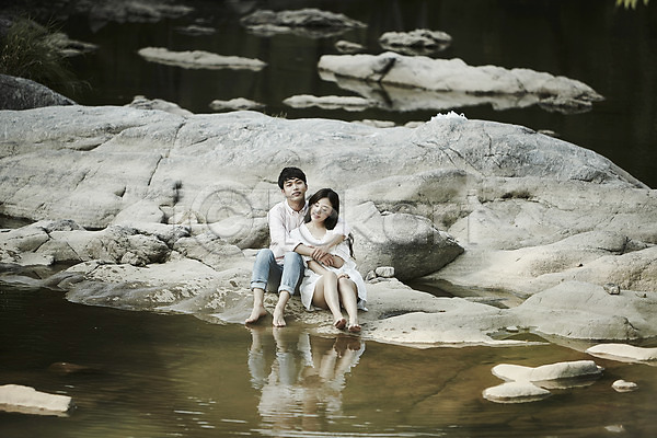 20대 남자 두명 성인 성인만 여자 한국인 JPG 아웃포커스 앞모습 포토 계곡 데이트 미소(표정) 바위(돌) 안기 앉기 야외 전신 주간 커플
