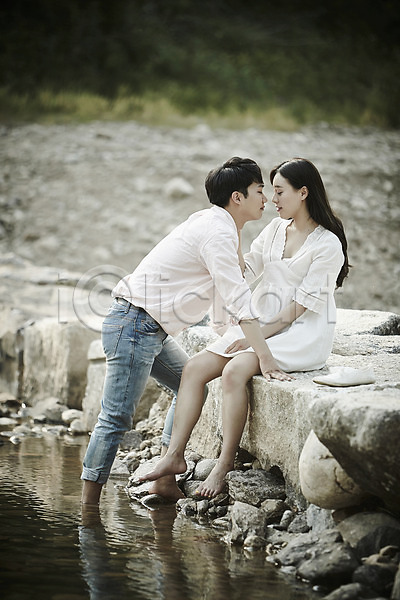 20대 남자 두명 성인 성인만 여자 한국인 JPG 아웃포커스 옆모습 포토 계곡 데이트 돌다리 미소(표정) 서기 앉기 야외 전신 주간 커플