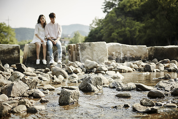 20대 남자 두명 성인 성인만 여자 한국인 JPG 아웃포커스 앞모습 포토 계곡 나무 데이트 돌(바위) 돌다리 미소(표정) 앉기 야외 전신 주간 커플