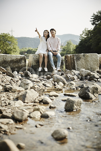 20대 남자 두명 성인 성인만 여자 한국인 JPG 앞모습 포토 가리킴 계곡 나무 데이트 돌(바위) 돌다리 미소(표정) 앉기 야외 응시 전신 주간 커플