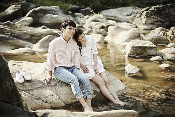 20대 남자 두명 성인 성인만 여자 한국인 JPG 아웃포커스 앞모습 포토 계곡 기댐 데이트 돌(바위) 미소(표정) 신발 앉기 야외 응시 전신 주간 커플