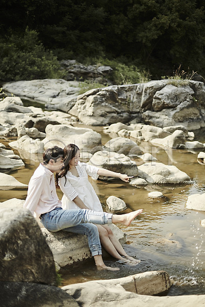 20대 남자 두명 성인 성인만 여자 한국인 JPG 아웃포커스 옆모습 포토 가리킴 계곡 나무 데이트 미소(표정) 바위(돌) 앉기 야외 응시 전신 주간 커플