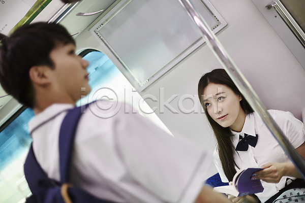 20대 남자 두명 성인 여자 한국인 JPG 뒷모습 아웃포커스 앞모습 포토 교복 데이트 들기 미소(표정) 상반신 서기 실내 앉기 응시 의자 전철 책 커플 학생