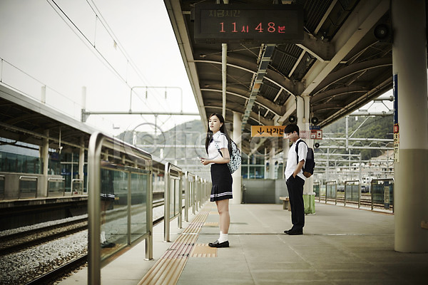 20대 남자 두명 성인 여자 한국인 JPG 아웃포커스 옆모습 포토 교복 기차역 나무 데이트 서기 선로 야외 응시 전신 주간 커플 학생