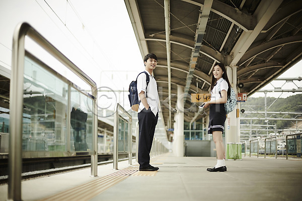 20대 남자 두명 성인 여자 한국인 JPG 로우앵글 아웃포커스 옆모습 포토 교복 기차역 나무 데이트 미소(표정) 서기 선로 야외 전신 주간 커플 학생