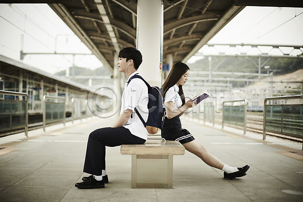 20대 남자 두명 성인 여자 한국인 JPG 아웃포커스 옆모습 포토 교복 기차역 나무 데이트 독서 들기 선로 앉기 야외 음악감상 전신 주간 책 커플 학생