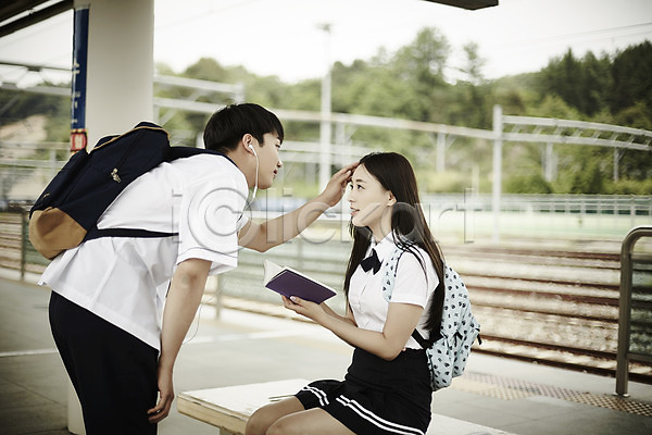 20대 남자 두명 성인 여자 한국인 JPG 아웃포커스 옆모습 포토 교복 기차역 나무 데이트 들기 상반신 서기 선로 앉기 야외 응시 주간 책 커플 학생