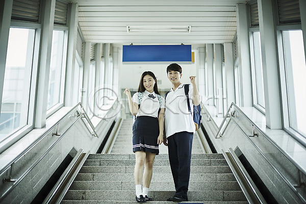 20대 남자 두명 성인 여자 한국인 JPG 로우앵글 앞모습 포토 계단 교복 기차역 데이트 미소(표정) 서기 실내 전신 커플 파이팅 학생