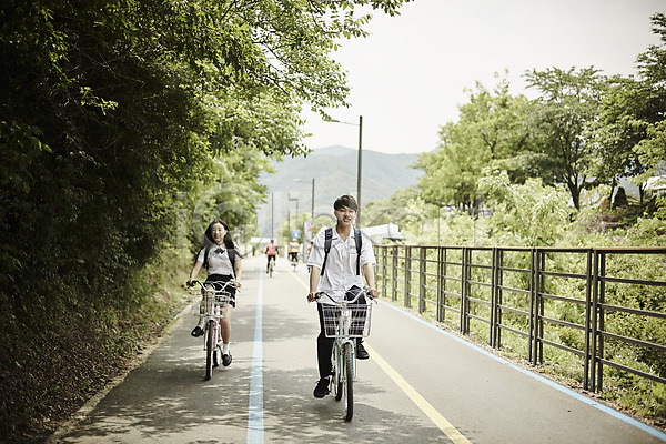 20대 남자 두명 성인 여자 한국인 JPG 아웃포커스 앞모습 포토 공원 교복 나무 데이트 미소(표정) 앉기 야외 자전거 전신 주간 커플 학생