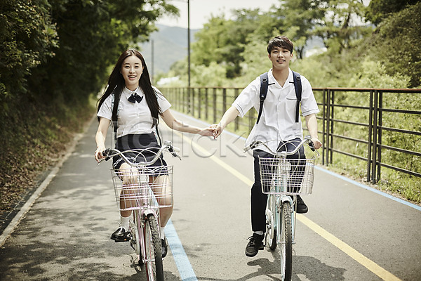 20대 남자 두명 성인 여자 한국인 JPG 아웃포커스 앞모습 포토 공원 교복 나무 데이트 미소(표정) 손잡기 앉기 야외 자전거 전신 주간 커플 학생