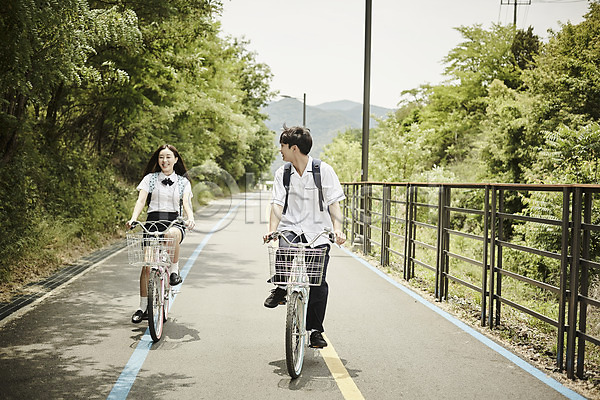 20대 남자 두명 성인 여자 한국인 JPG 아웃포커스 앞모습 포토 공원 교복 나무 데이트 미소(표정) 앉기 야외 응시 자전거 전신 주간 커플 학생