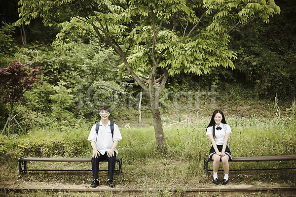 20대 남자 두명 성인 여자 한국인 JPG 앞모습 포토 공원 교복 나무 데이트 미소(표정) 앉기 야외 의자 전신 주간 커플 학생