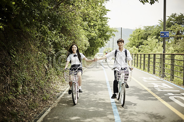 20대 남자 두명 성인 여자 한국인 JPG 아웃포커스 앞모습 포토 공원 교복 길 나무 데이트 미소(표정) 손잡기 앉기 야외 자전거 전신 주간 커플 학생