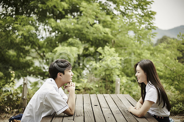 20대 남자 두명 성인 여자 한국인 JPG 아웃포커스 옆모습 포토 공원 교복 나무 데이트 마주보기 미소(표정) 벤치 상반신 앉기 야외 응시 주간 커플 학생