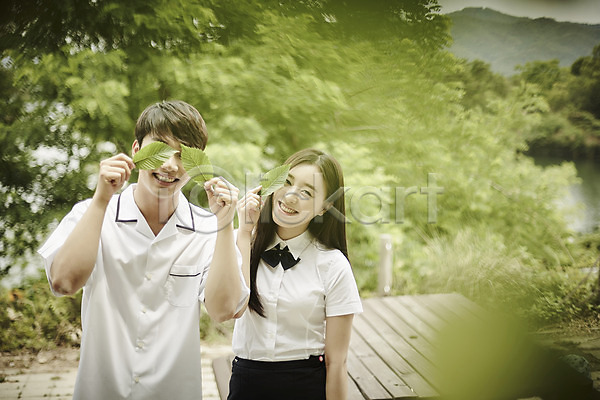 20대 남자 두명 성인 여자 한국인 JPG 아웃포커스 앞모습 포토 공원 교복 나무 나뭇잎 데이트 들기 미소(표정) 상반신 서기 야외 장난 주간 커플 학생