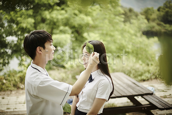 20대 남자 두명 성인 여자 한국인 JPG 아웃포커스 옆모습 포토 공원 교복 나무 나뭇잎 데이트 미소(표정) 상반신 서기 야외 응시 주간 커플 학생