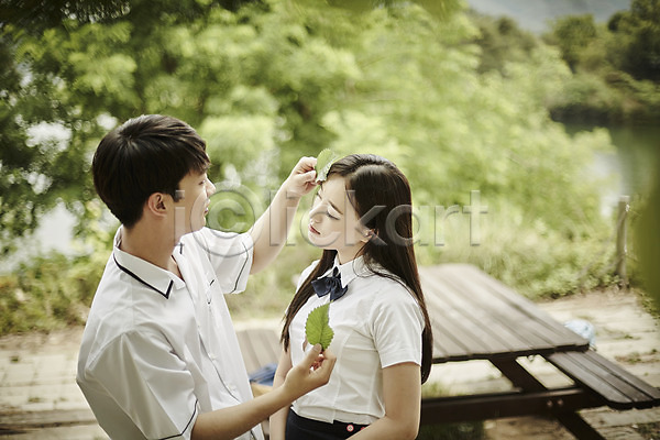 20대 남자 두명 성인 여자 한국인 JPG 아웃포커스 옆모습 포토 공원 교복 나무 데이트 미소(표정) 벤치 상반신 서기 야외 응시 장난 주간 커플 학생