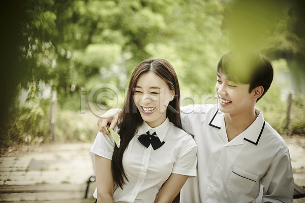 20대 남자 두명 성인 여자 한국인 JPG 아웃포커스 앞모습 포토 공원 교복 나뭇잎 데이트 미소(표정) 상반신 서기 야외 어깨동무 응시 주간 커플 학생