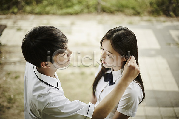 20대 남자 두명 성인 여자 한국인 JPG 아웃포커스 옆모습 포토 공원 교복 데이트 머리 상반신 서기 쓰다듬기 야외 응시 주간 커플 학생