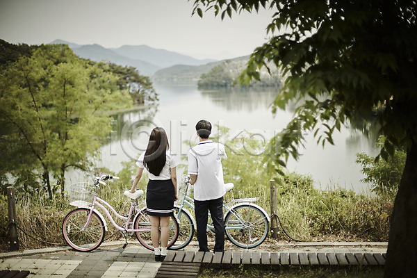 20대 남자 두명 성인 여자 한국인 JPG 뒷모습 아웃포커스 포토 강 공원 교복 나무 데이트 서기 야외 자전거 전신 주간 커플 학생 호수