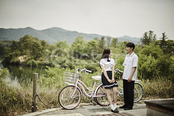 20대 남자 두명 성인 여자 한국인 JPG 아웃포커스 앞모습 옆모습 포토 공원 교복 기댐 나무 데이트 미소(표정) 산 서기 야외 응시 자전거 전신 주간 커플 학생 호수