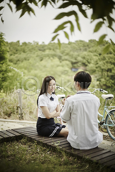 20대 남자 두명 성인 여자 한국인 JPG 뒷모습 아웃포커스 옆모습 포토 공원 교복 나무 데이트 미소(표정) 상반신 앉기 야외 응시 자전거 주간 커플 학생