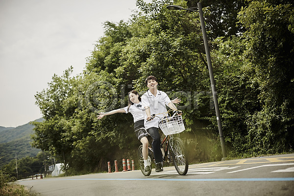 20대 남자 두명 성인 여자 한국인 JPG 아웃포커스 앞모습 포토 공원 교복 나무 데이트 도로 미소(표정) 앉기 야외 자전거 전신 주간 커플 학생