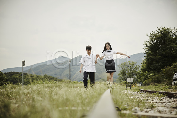 20대 남자 두명 성인 여자 한국인 JPG 아웃포커스 앞모습 포토 걷기 교복 기찻길 나무 데이트 미소(표정) 서기 손잡기 야외 장난 전신 주간 커플 학생