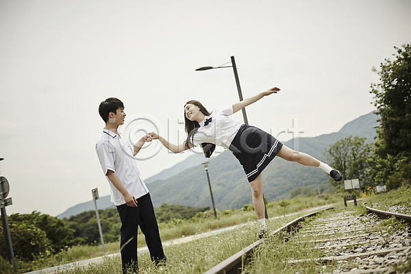 20대 남자 두명 성인 여자 한국인 JPG 아웃포커스 앞모습 포토 걷기 교복 기찻길 나무 데이트 미소(표정) 상반신 서기 손잡기 야외 장난 전신 주간 커플 학생