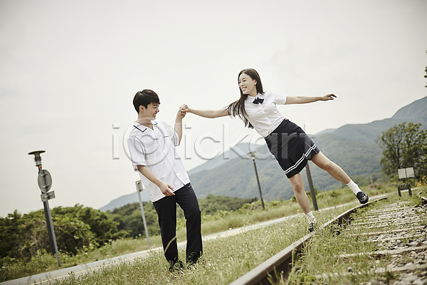 20대 남자 두명 성인 여자 한국인 JPG 아웃포커스 앞모습 포토 걷기 교복 기찻길 나무 데이트 미소(표정) 서기 손잡기 야외 장난 전신 주간 커플 학생