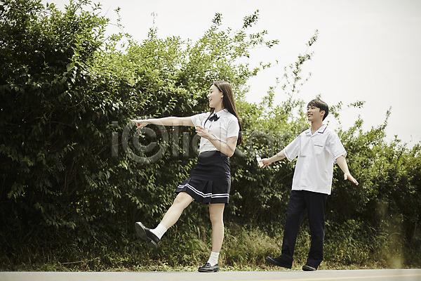 20대 남자 두명 성인 여자 한국인 JPG 옆모습 포토 가리킴 공원 교복 나무 데이트 들기 미소(표정) 서기 아이스크림 야외 응시 전신 주간 커플 학생