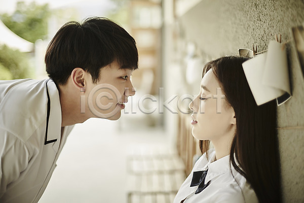 20대 남자 두명 성인 여자 한국인 JPG 아웃포커스 옆모습 포토 교복 눈감음 데이트 미소(표정) 상반신 앉기 야외 의자 주간 커플 폴라로이드사진 학생