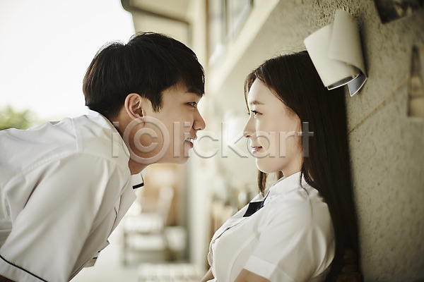 20대 남자 두명 성인 여자 한국인 JPG 아웃포커스 옆모습 포토 교복 데이트 미소(표정) 상반신 앉기 야외 응시 의자 주간 커플 폴라로이드사진 학생