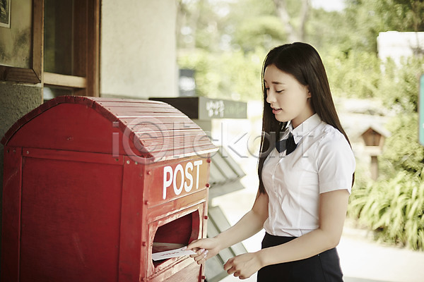 20대 성인 성인여자한명만 여자 한국인 한명 JPG 아웃포커스 옆모습 포토 교복 나무 넣기 들기 미소(표정) 상반신 서기 야외 우체통 주간 편지 학생