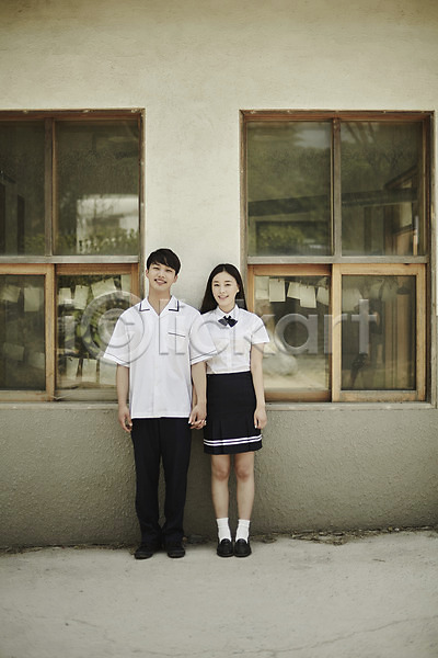 20대 남자 두명 성인 여자 한국인 JPG 앞모습 포토 교복 기댐 데이트 미소(표정) 서기 손잡기 야외 전신 주간 창문 커플 학생