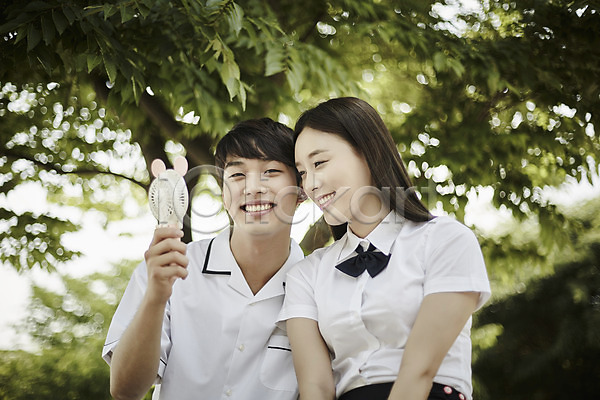 20대 남자 두명 성인 여자 한국인 JPG 아웃포커스 앞모습 포토 공원 교복 나무 데이트 들기 미소(표정) 상반신 선풍기 손풍기 앉기 야외 주간 커플 학생