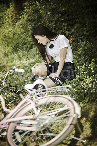 20대 성인 성인여자한명만 여자 한국인 한명 JPG 아웃포커스 옆모습 포토 공원 교복 넘어짐 상반신 앉기 야외 응시 자전거 잔디 주간 학생